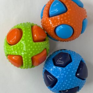 JUGUETE PELOTA SILICONADO CON FORMAS 8CM S0599