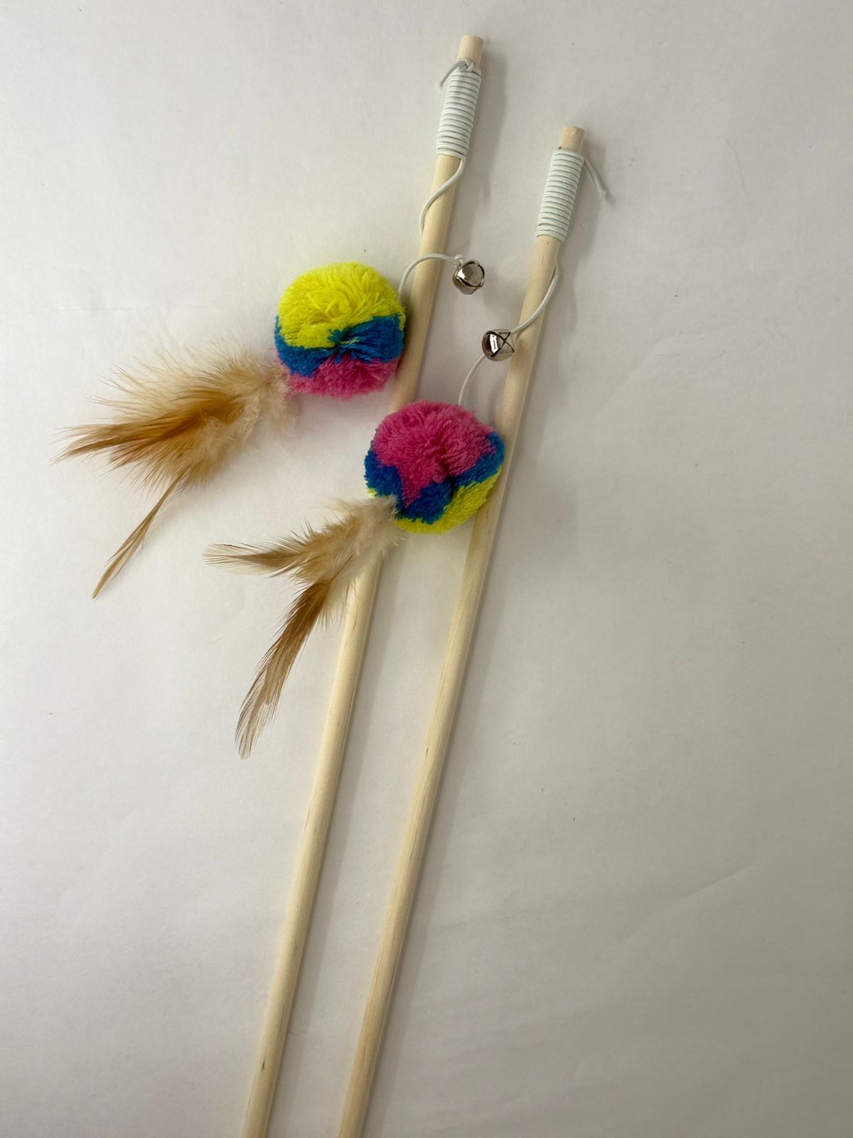 VARITA POMPON MULTICOLOR CON PLUMA Y CASCABEL -M2 (24060) - Imagen 2