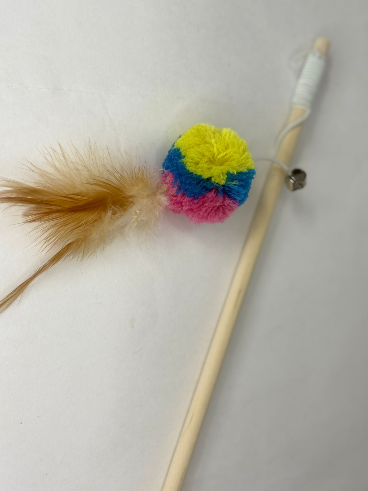 VARITA POMPON MULTICOLOR CON PLUMA Y CASCABEL -M2 (24060) - Imagen 4