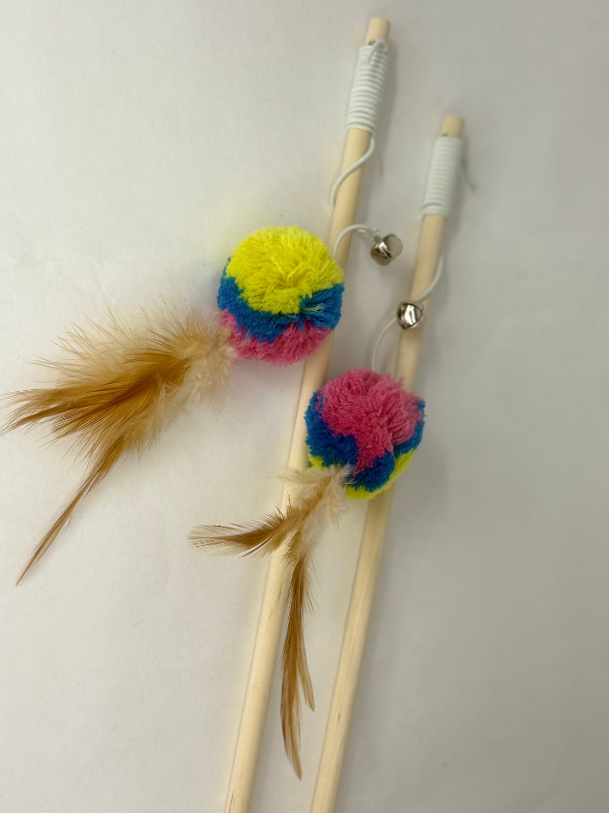 VARITA POMPON MULTICOLOR CON PLUMA Y CASCABEL -M2 (24060)