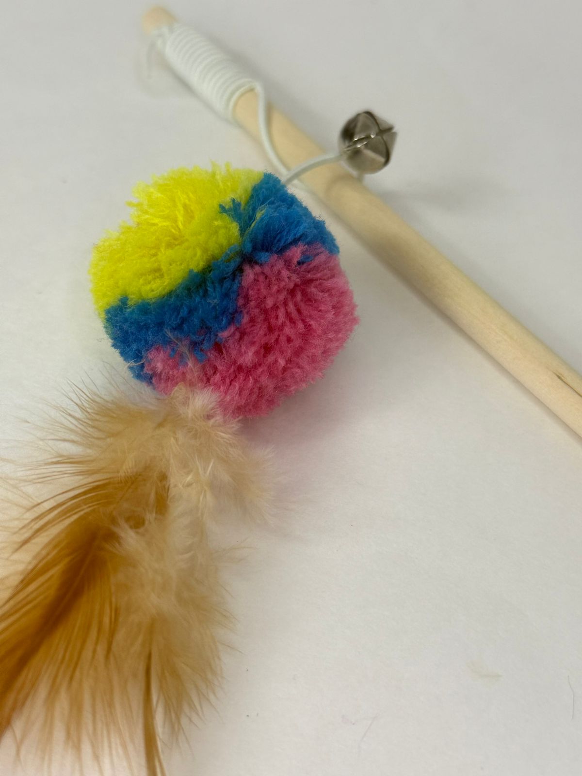 VARITA POMPON MULTICOLOR CON PLUMA Y CASCABEL -M2 (24060) - Imagen 6