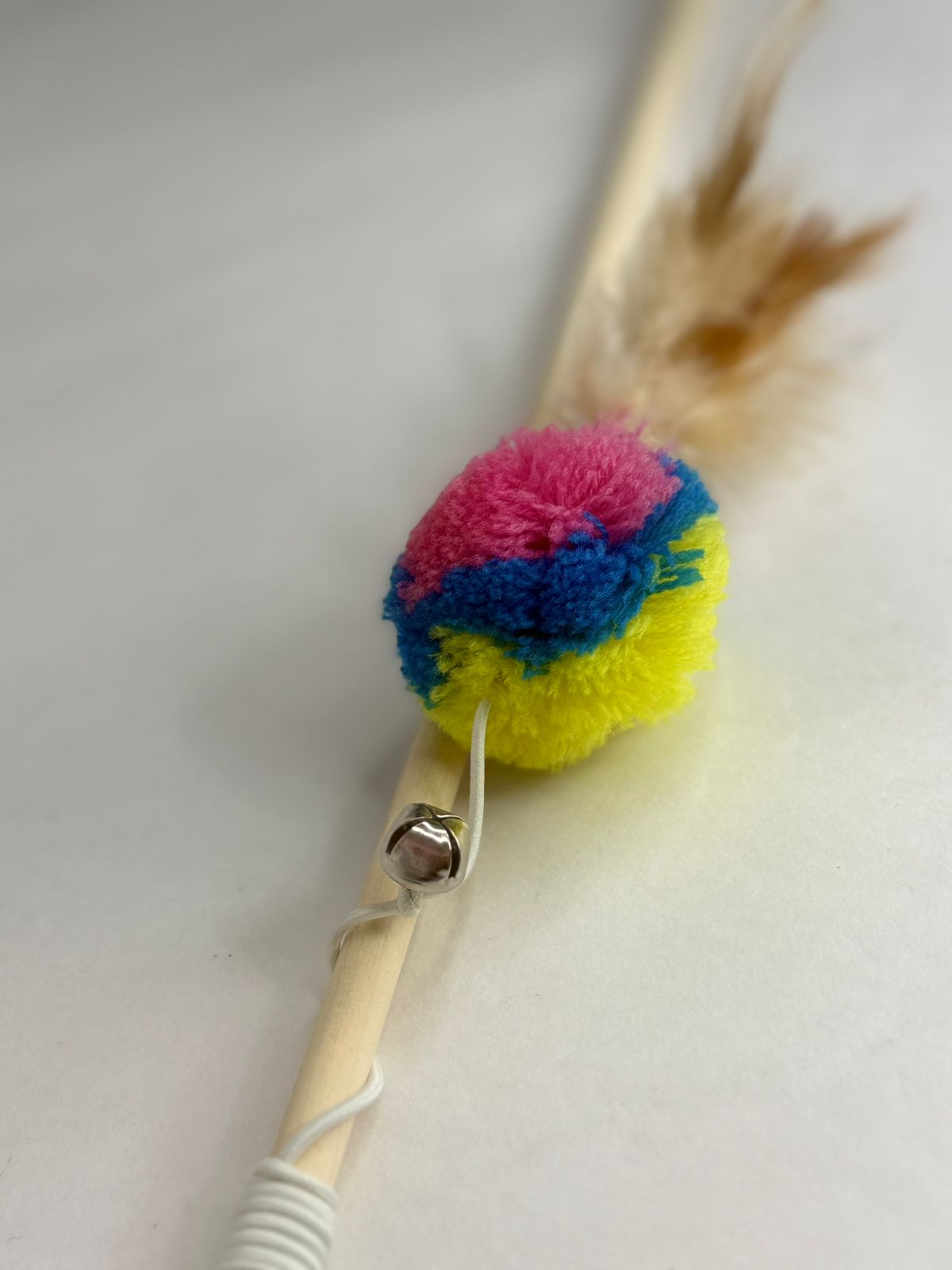 VARITA POMPON MULTICOLOR CON PLUMA Y CASCABEL -M2 (24060) - Imagen 7