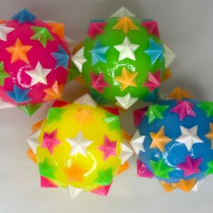 JUGUETE PELOTA CON ESTRELLAS LUZ Y CHIFLE 10CM S0486